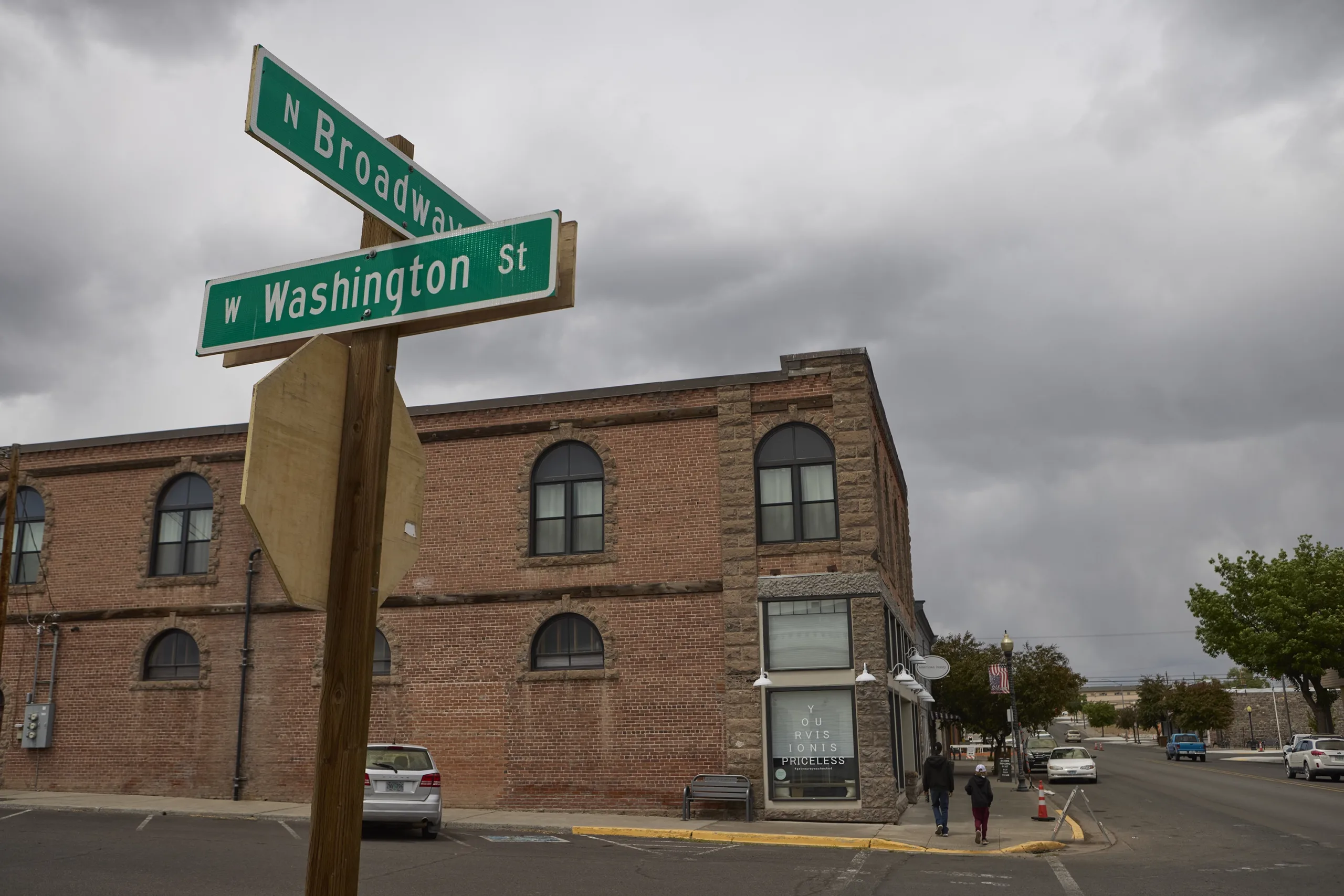 The street signs where Broadway and Washington cross